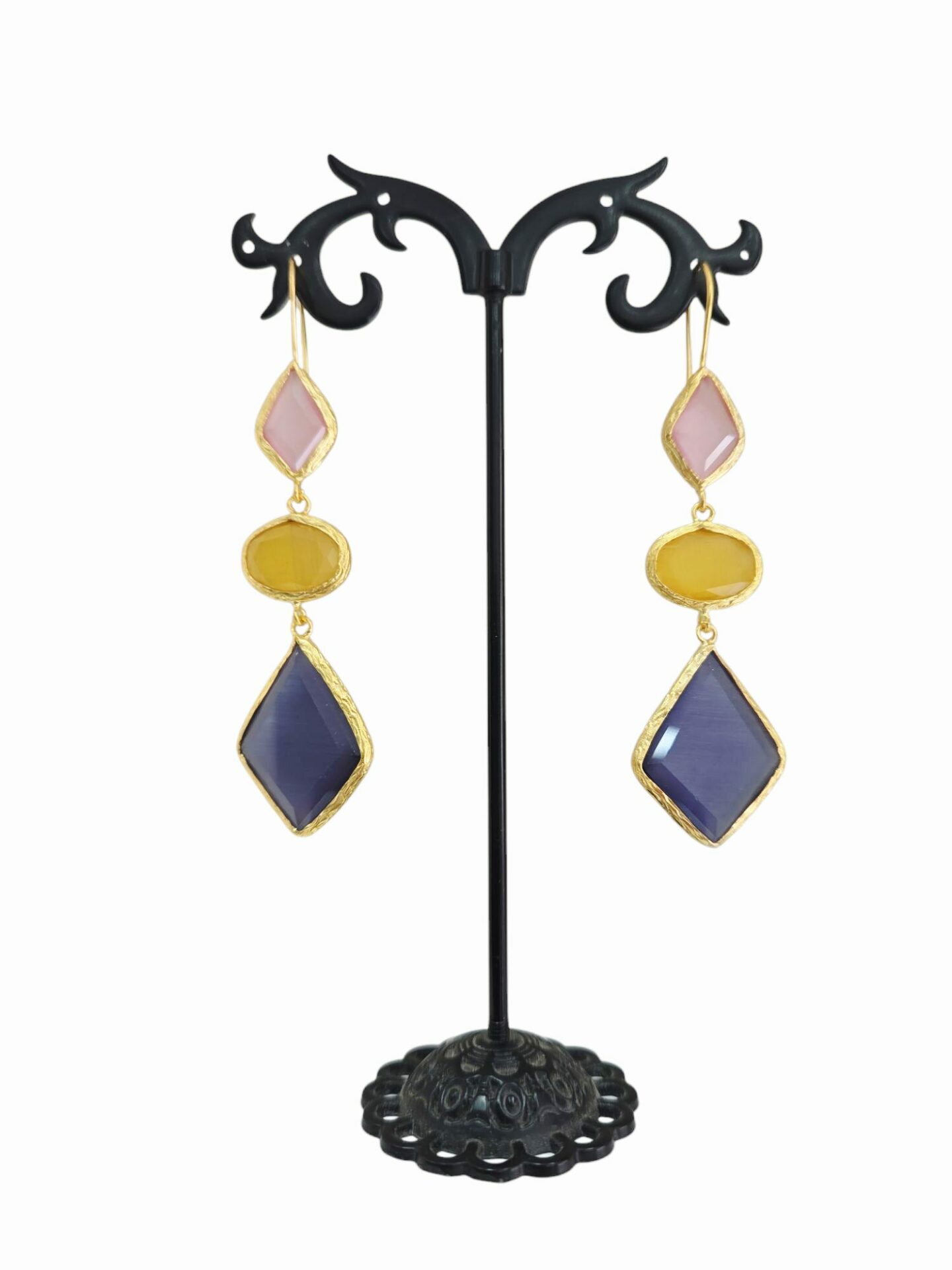Orecchini realizzati con occhio di gatto circondato da ottone in vari colori e forme geometriche.
colori rosa, giallo e viola.
lunghezza 7.5cm
peso 5.8gr Spedizione Gratuita