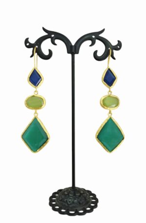 Orecchini realizzati con occhio di gatto circondato da ottone in vari colori e forme geometriche.
colori blu,verde pistacchio e verde smeraldo.
lunghezza 7.5cm
peso 5.8gr Spedizione Gratuita