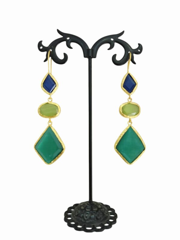 Orecchini realizzati con occhio di gatto circondato da ottone in vari colori e forme geometriche.
colori blu,verde pistacchio e verde smeraldo.
lunghezza 7.5cm
peso 5.8gr Spedizione Gratuita