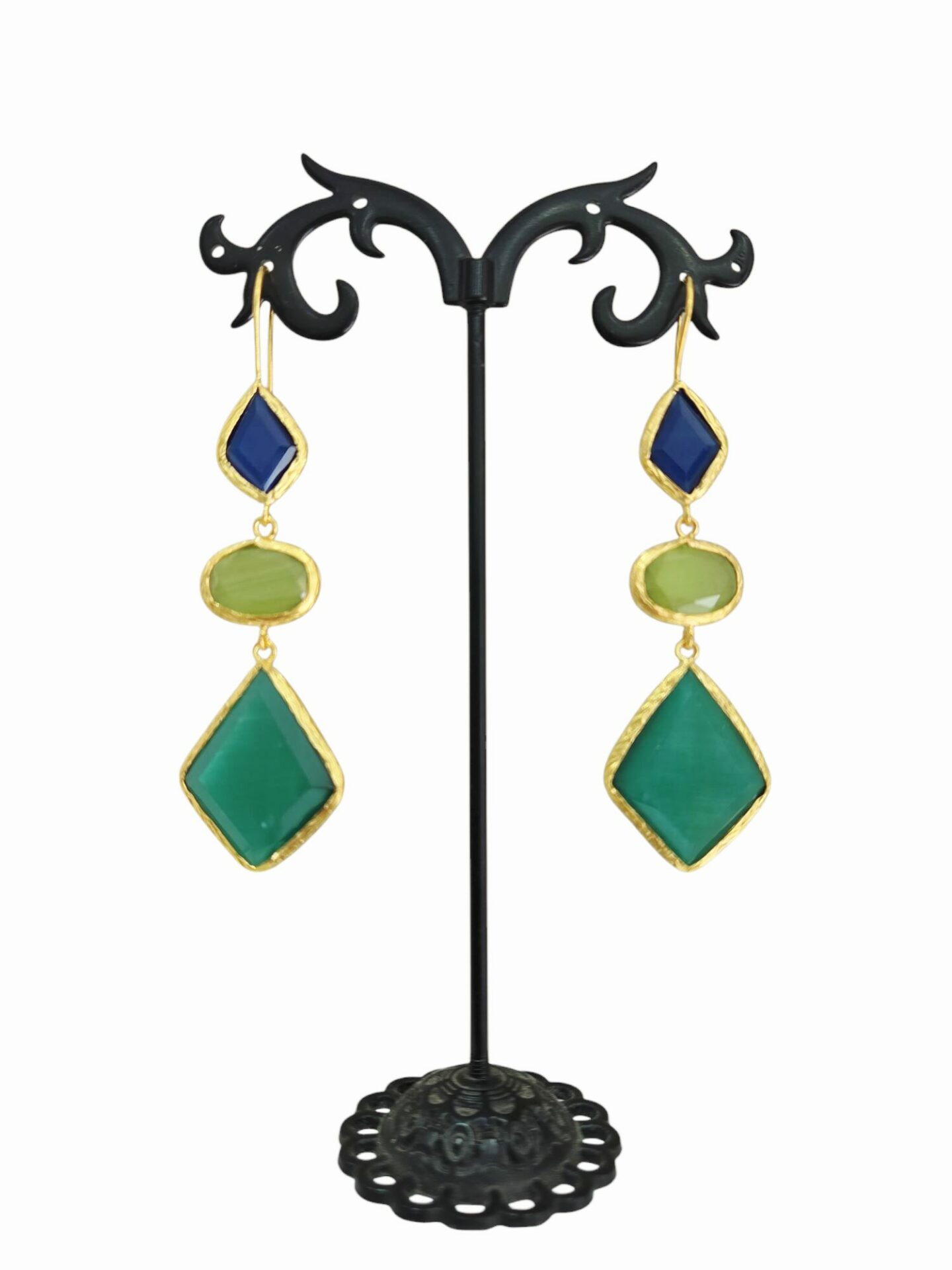 Orecchini realizzati con occhio di gatto circondato da ottone in vari colori e forme geometriche.
colori blu,verde pistacchio e verde smeraldo.
lunghezza 7.5cm
peso 5.8gr Spedizione Gratuita