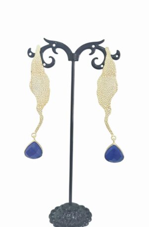 Orecchini realizzati in ottone battuto e pietra blu elettrico occhio di gatto. lunghezza 7 cmpeso 5.9gr Spedizione Gratuita