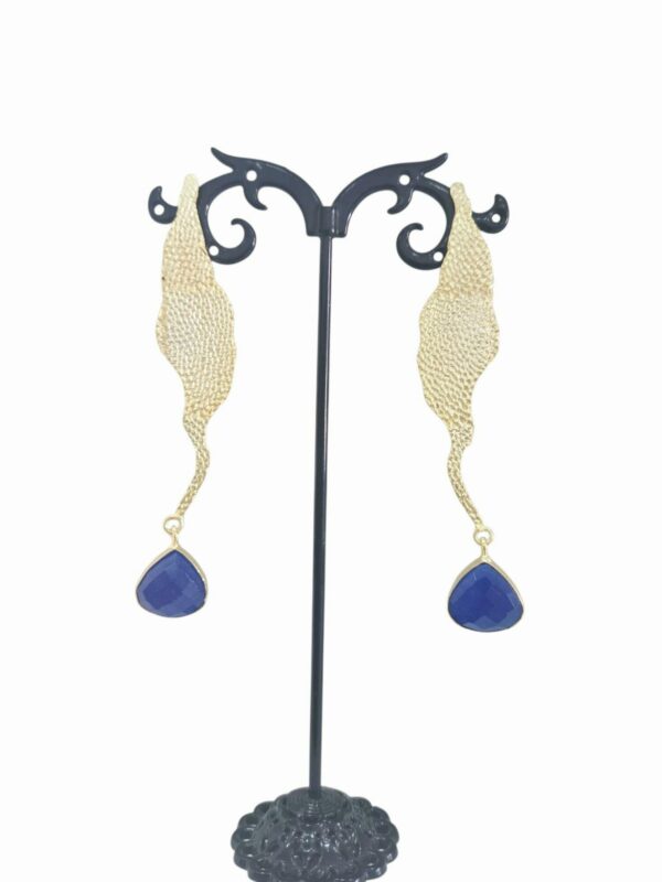Orecchini realizzati in ottone battuto e pietra blu elettrico occhio di gatto. lunghezza 7 cmpeso 5.9gr Spedizione Gratuita