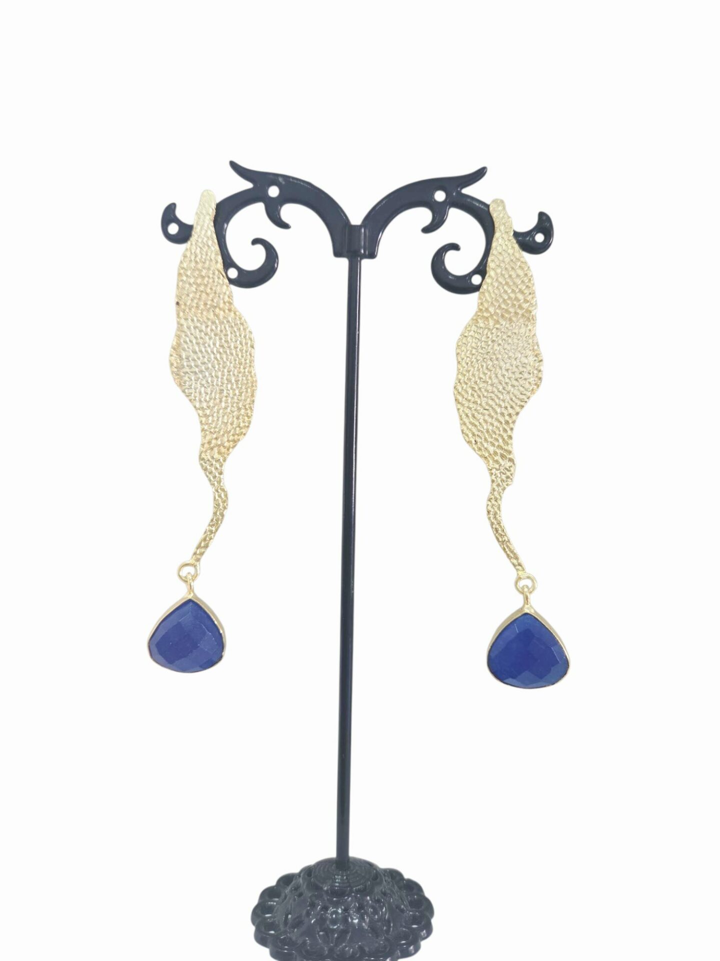 Orecchini realizzati in ottone battuto e pietra blu elettrico occhio di gatto. lunghezza 7 cmpeso 5.9gr Spedizione Gratuita
