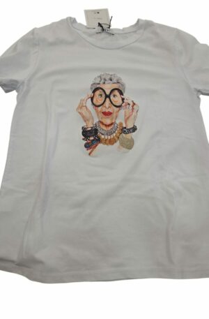 T-shirt manica corta Iris Apfel 95% cotone 5% elastame con stampa.
taglia unica, vestibilità morbida. Spedizione Gratuita