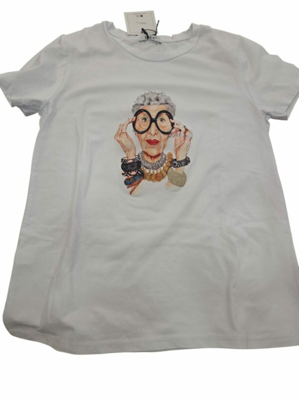 T-shirt manica corta Iris Apfel 95% cotone 5% elastame con stampa.
taglia unica, vestibilità morbida. Spedizione Gratuita