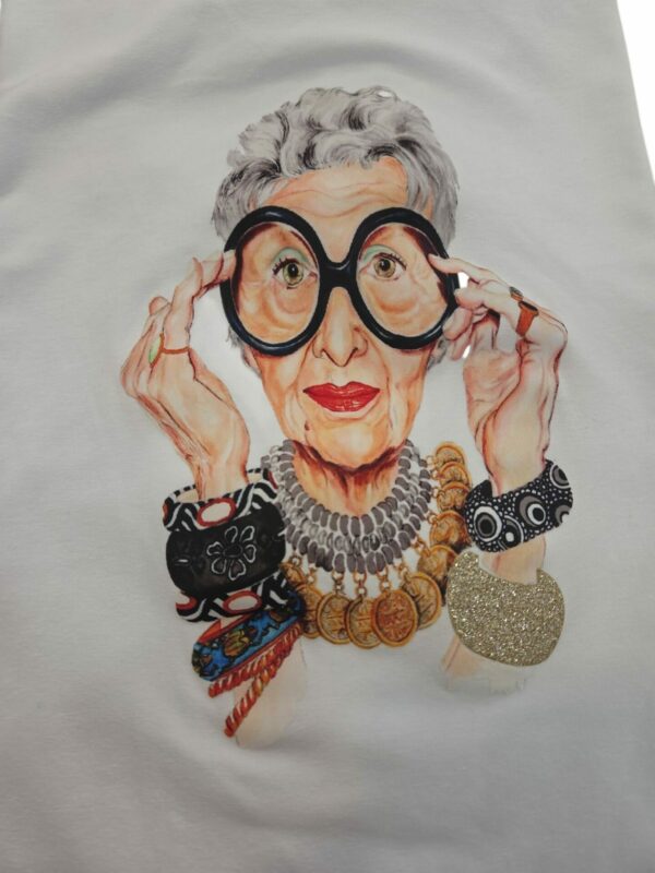 T-shirt manica corta Iris Apfel 95% cotone 5% elastame con stampa.
taglia unica, vestibilità morbida. Spedizione Gratuita