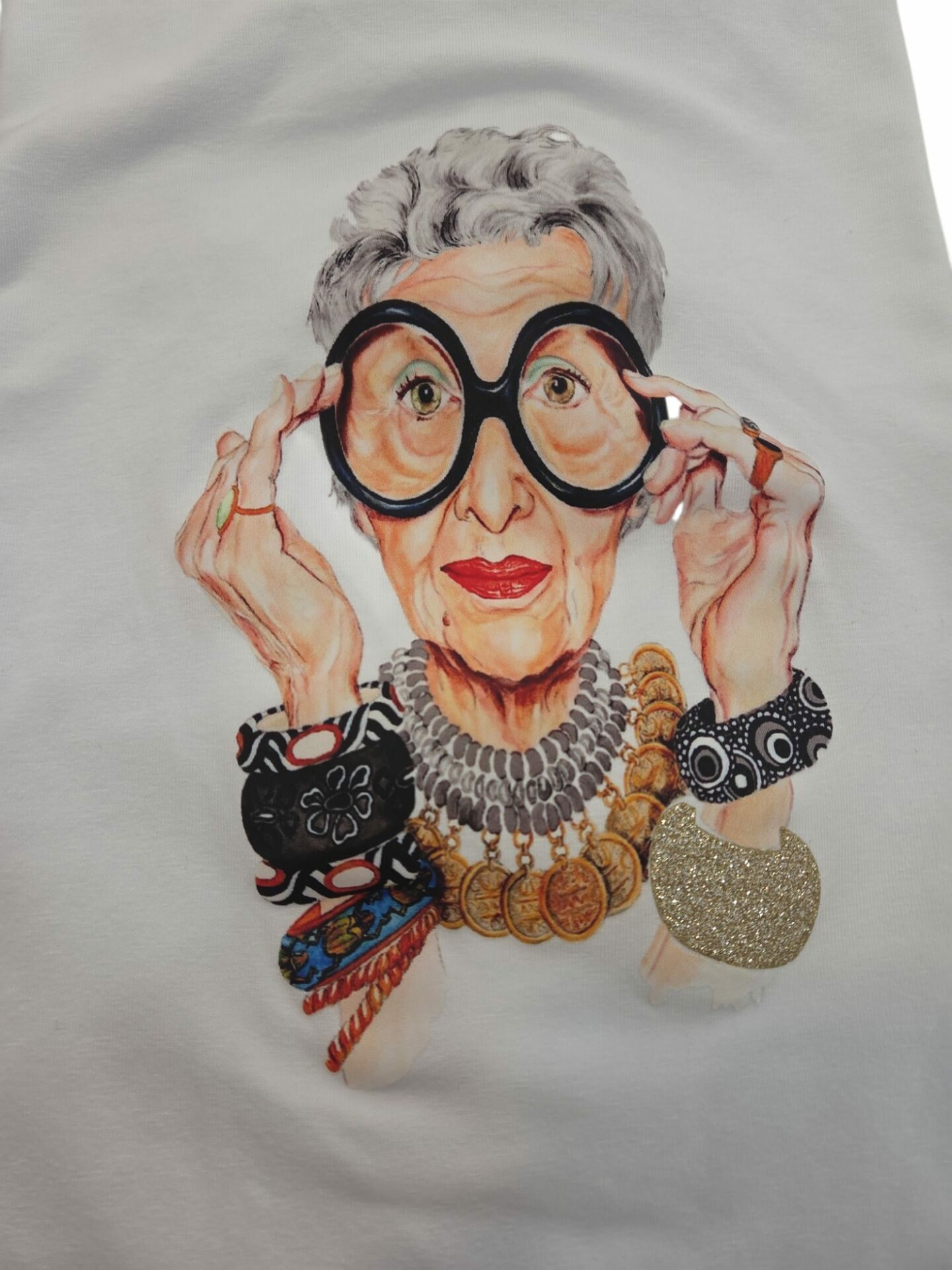 T-shirt manica corta Iris Apfel 95% cotone 5% elastame con stampa.
taglia unica, vestibilità morbida. Spedizione Gratuita