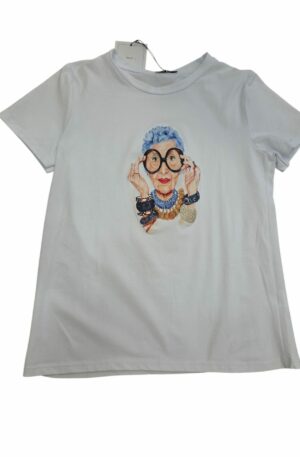 T-shirt manica corta Iris Apfel celeste 95% cotone 5% elastame con stampa.
taglia unica, vestibilità morbida. Spedizione Gratuita