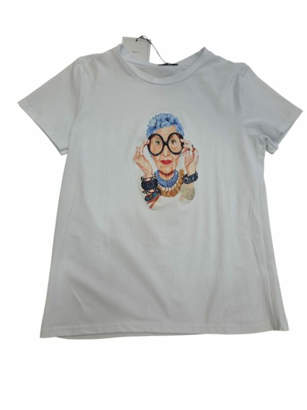 T-shirt manica corta Iris Apfel celeste 95% cotone 5% elastame con stampa.
taglia unica, vestibilità morbida. Spedizione Gratuita