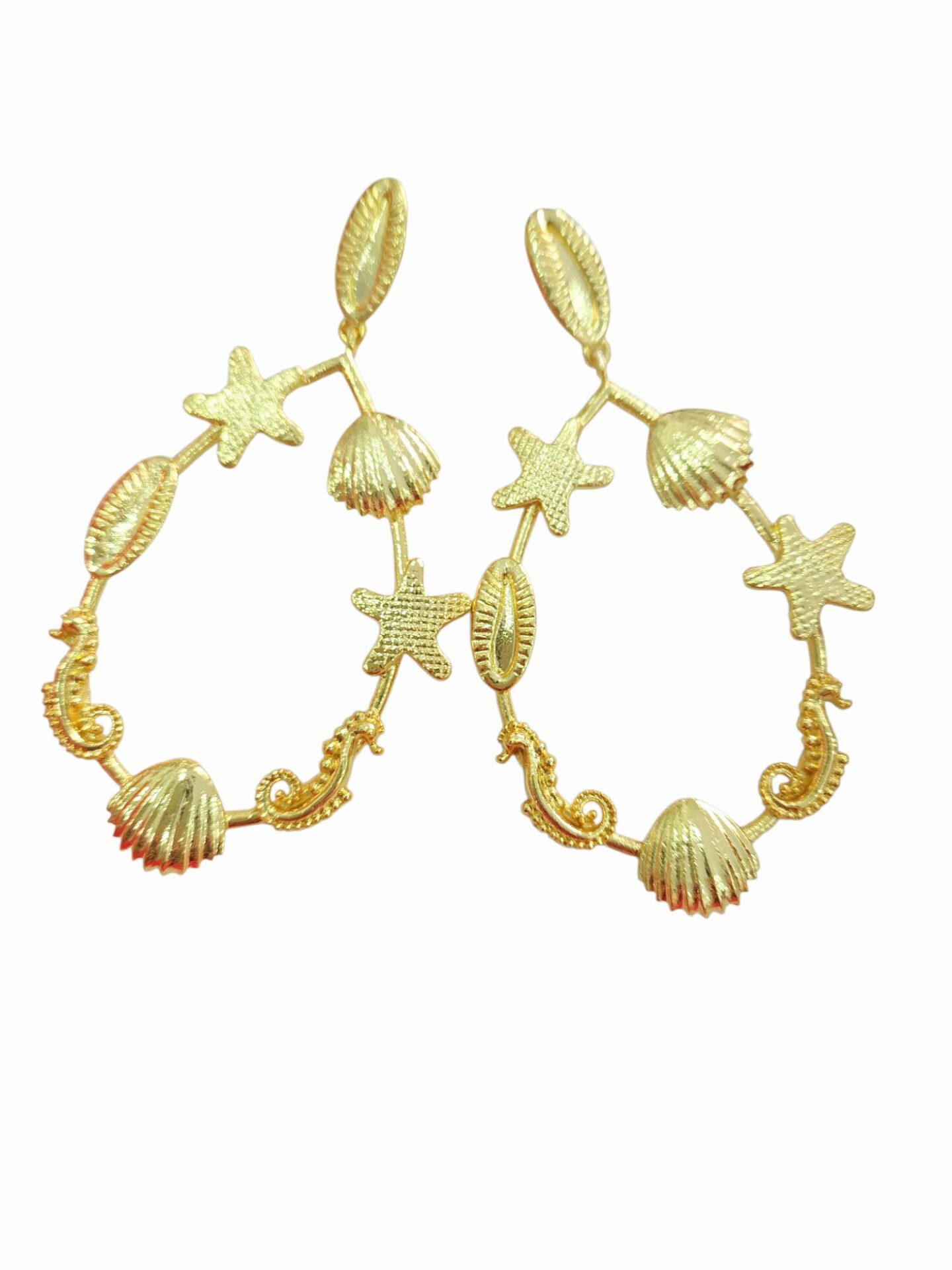 Orecchini realizzati in ottone con elementi marini, stelle conchiglie, cavallucci.
peso 13.1gr
lunghezza 8cm Spedizione Gratuita