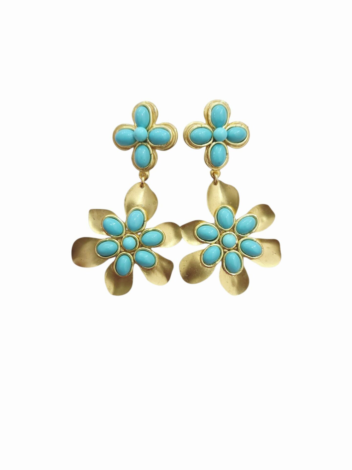 Orecchini realizzati artigianalmente con ottone e turchese. 
lunghezza 5.5cm
peso 7.9gr Spedizione Gratuita