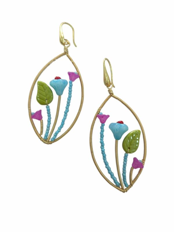 Orecchini  realizzati artigianalmente con ottone microperline e fiori multicolore in lucide.
lunghezza 7.5cm
peso 5.1gr Spedizione Gratuita