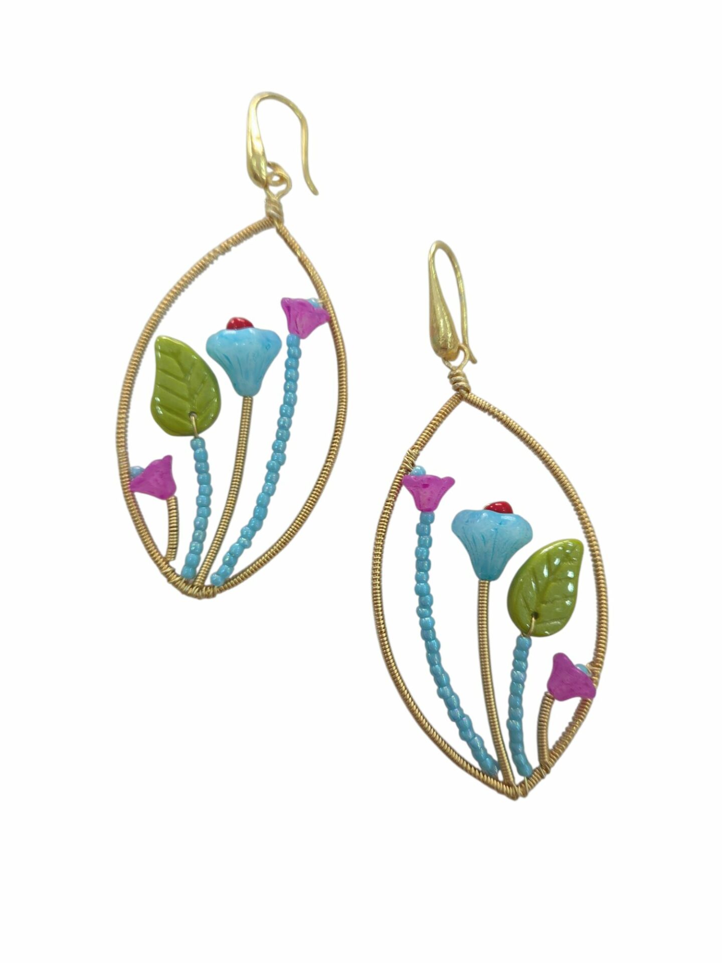 Orecchini  realizzati artigianalmente con ottone microperline e fiori multicolore in lucide.lunghezza 7.5cmpeso 5.1gr Spedizione Gratuita