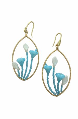 Orecchini  realizzati artigianalmente con ottone microperline e fiori turchesi e bianchi in lucide.lunghezza 7.5cmpeso 5.1gr Spedizione Gratuita