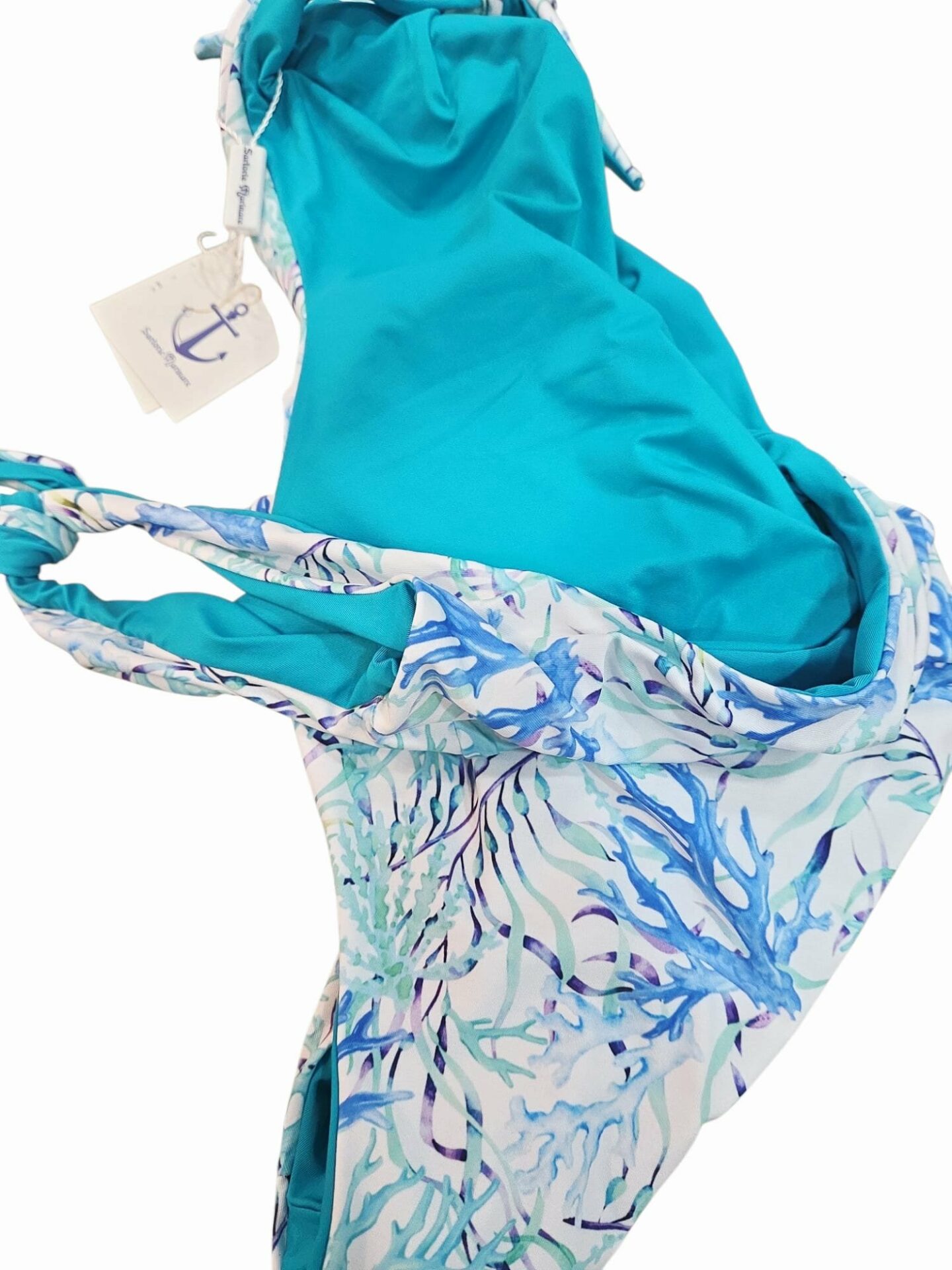 Costume intero double face, stampa corallo blu ed unica tinta tiffany, bratelline regolabili con nodo, coppe interne.
Prodotto realizzato e disegnato esclusivamente in Italia Spedizione Gratuita
