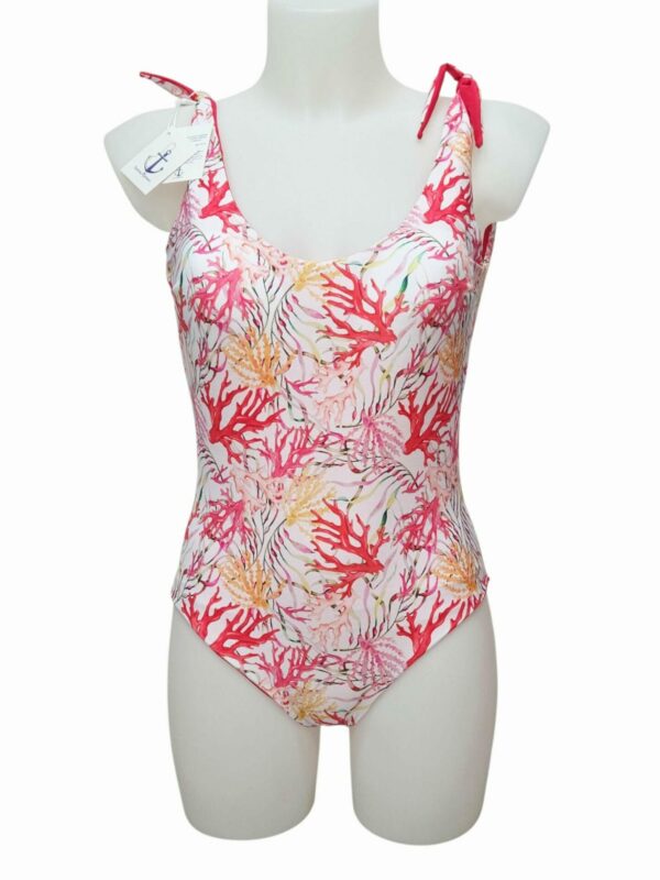 Costume intero double face, stampa corallo rosso ed unica tinta corallo, bratelline regolabili con nodo, coppe interne.
Prodotto realizzato e disegnato esclusivamente in Italia. Spedizione Gratuita