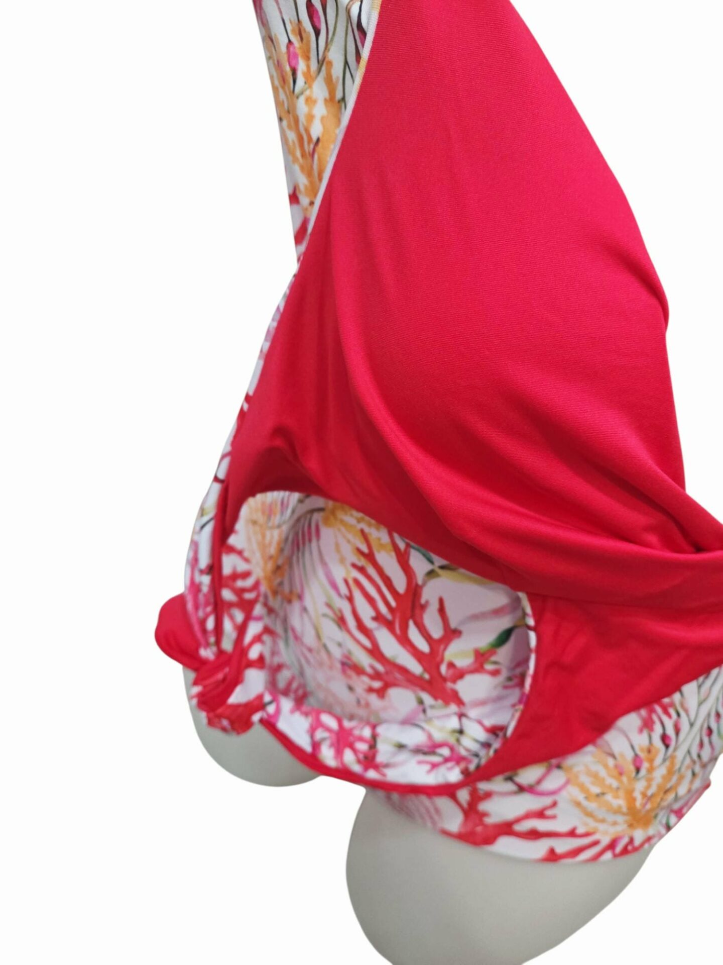 Costume intero double face, stampa corallo rosso ed unica tinta corallo, bratelline regolabili con nodo, coppe interne.
Prodotto realizzato e disegnato esclusivamente in Italia. Spedizione Gratuita