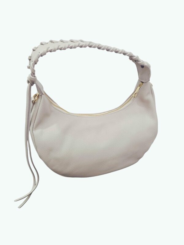 Borsa mezza luna in vera pelle, made Italy, con manico intrecciato ,apertura con zip, interno foderato unico scomparto con tasche laterali, tasca esterna con zip,dotata di tracolla. Spedizione Gratuita