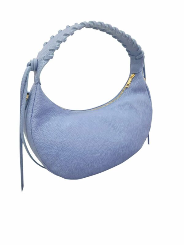 Borsa mezza luna in vera pelle, made Italy, con manico intrecciato ,apertura con zip, interno foderato unico scomparto con tasche laterali, tasca esterna con zip,dotata di tracolla. Spedizione Gratuita