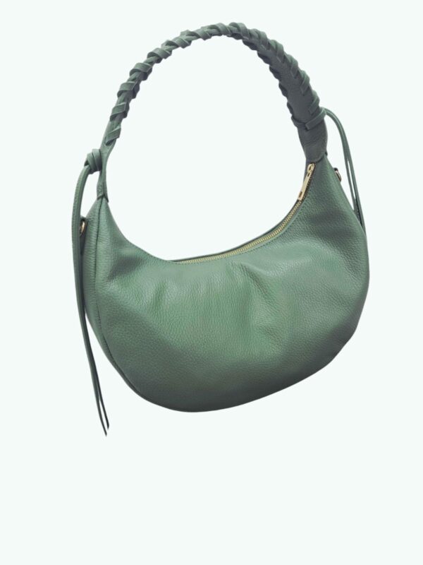 Borsa mezza luna in vera pelle, made Italy, con manico intrecciato ,apertura con zip, interno foderato unico scomparto con tasche laterali, tasca esterna con zip,dotata di tracolla. Spedizione Gratuita