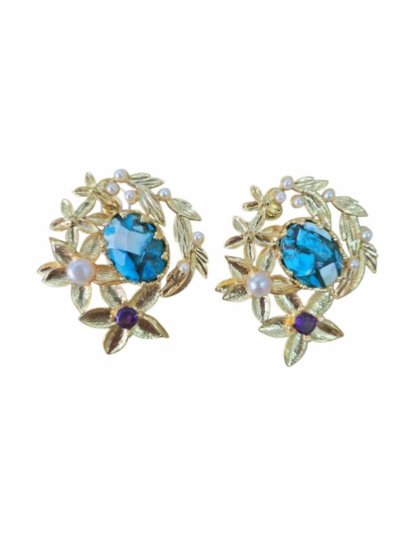 Orecchini lobo realizzati con ottone, perle di fiume, zirconi e turchese.
peso 8.3gr
lunghezza 3.5cm Spedizione Gratuita