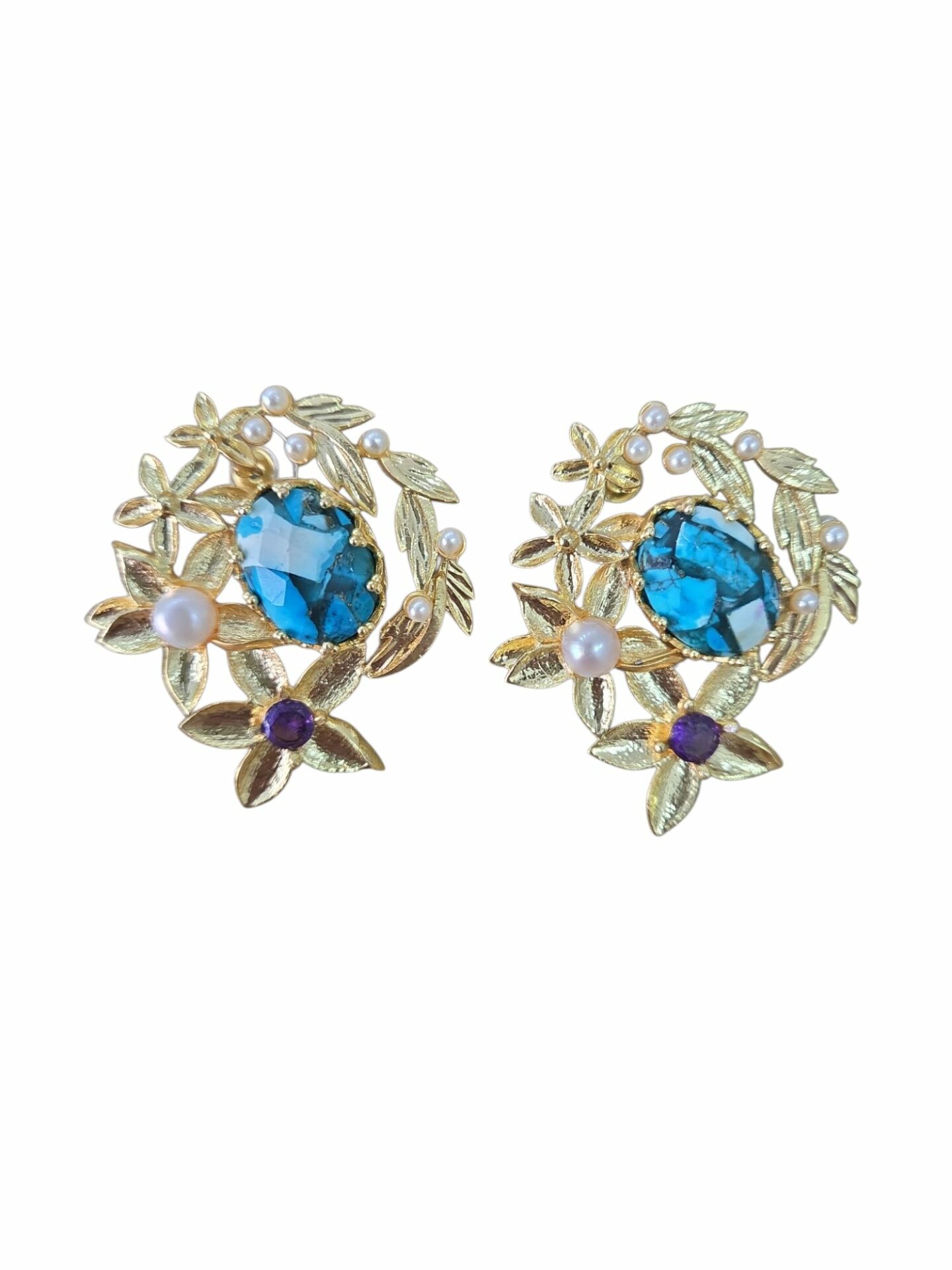 Orecchini lobo realizzati con ottone, perle di fiume, zirconi e turchese.
peso 8.3gr
lunghezza 3.5cm Spedizione Gratuita
