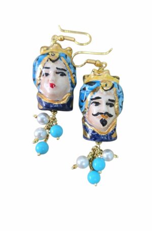 Orecchini  realizzati con ceramica di Caltagirone,teste di moro, pendente con perle di maiorca e pasta di turchese 
lunghezza 8.5cm
peso 10.4gr Spedizione Gratuita