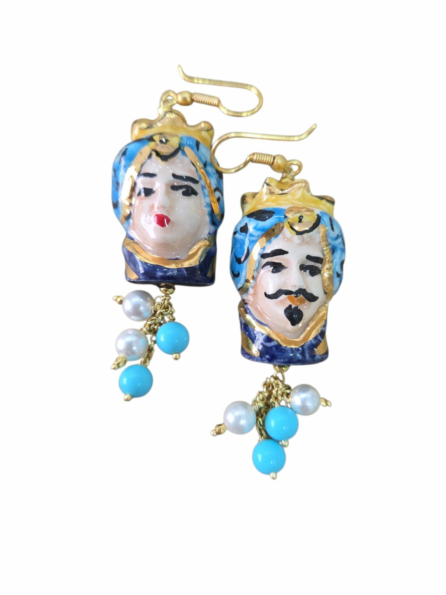 Orecchini  realizzati con ceramica di Caltagirone,teste di moro, pendente con perle di maiorca e pasta di turchese 
lunghezza 8.5cm
peso 10.4gr Spedizione Gratuita