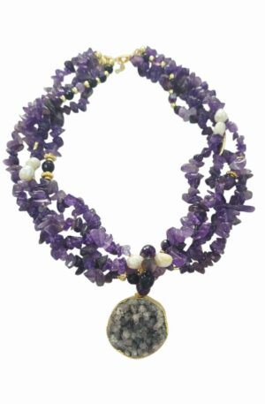 Collana girocollo regolabile realizzata con più fili di ametista,agata,perle di fiume e ciondolo druzy.
lunghezza  44cn Spedizione Gratuita