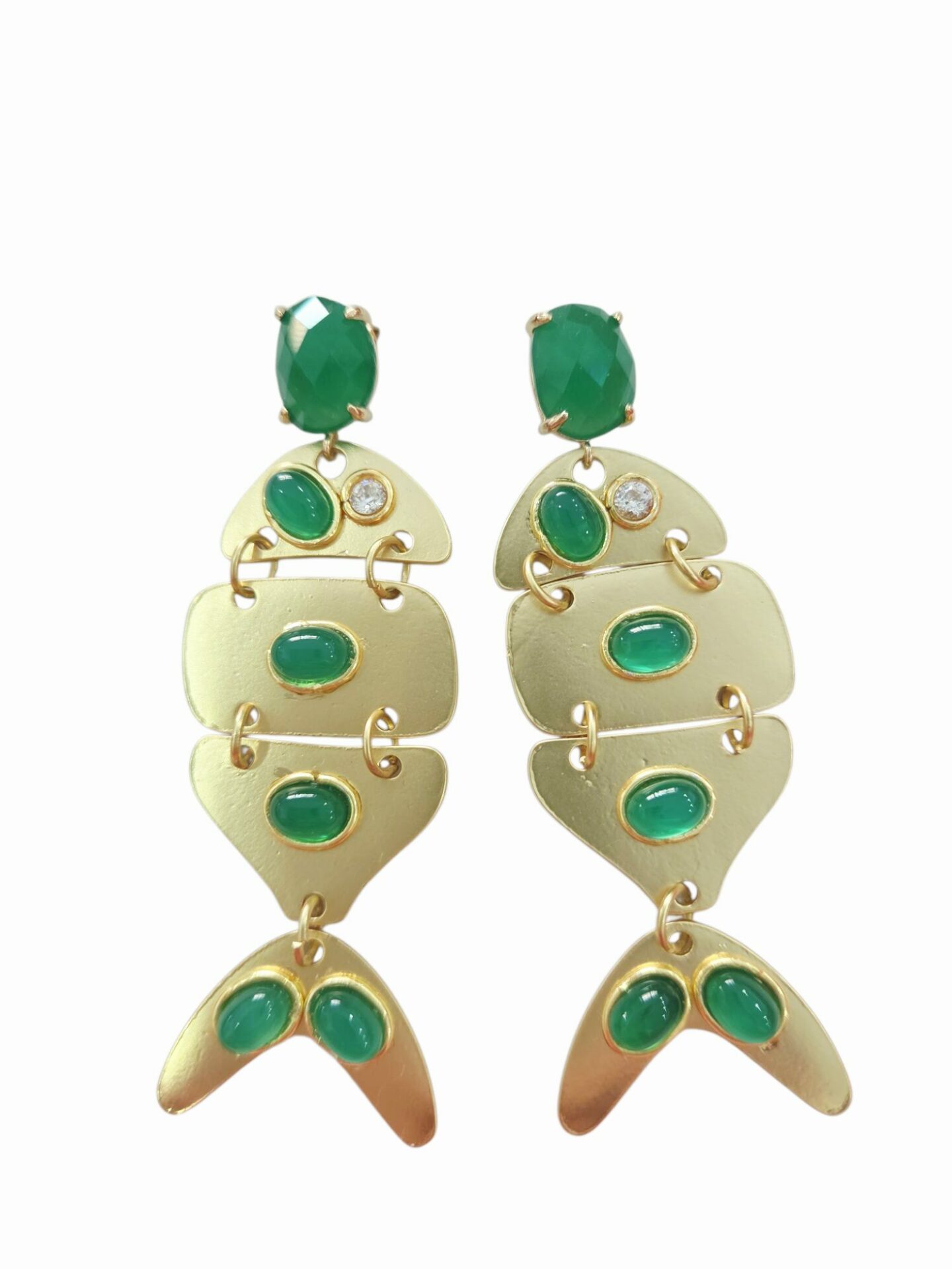 Orecchini  realizzati artigianalmente in ottone con occhio di gatto verde e zirconi.
peso 12gr
lunghezza 8cm Spedizione Gratuita