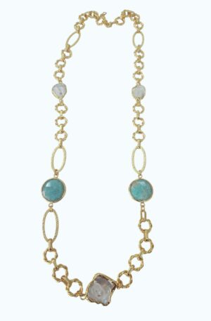 Collana lunga regolabile realizzata con ottone varie forme ,perle di fiume piatte e amazzonite circondate da ottone.lunghezza 75cm Spedizione Gratuita