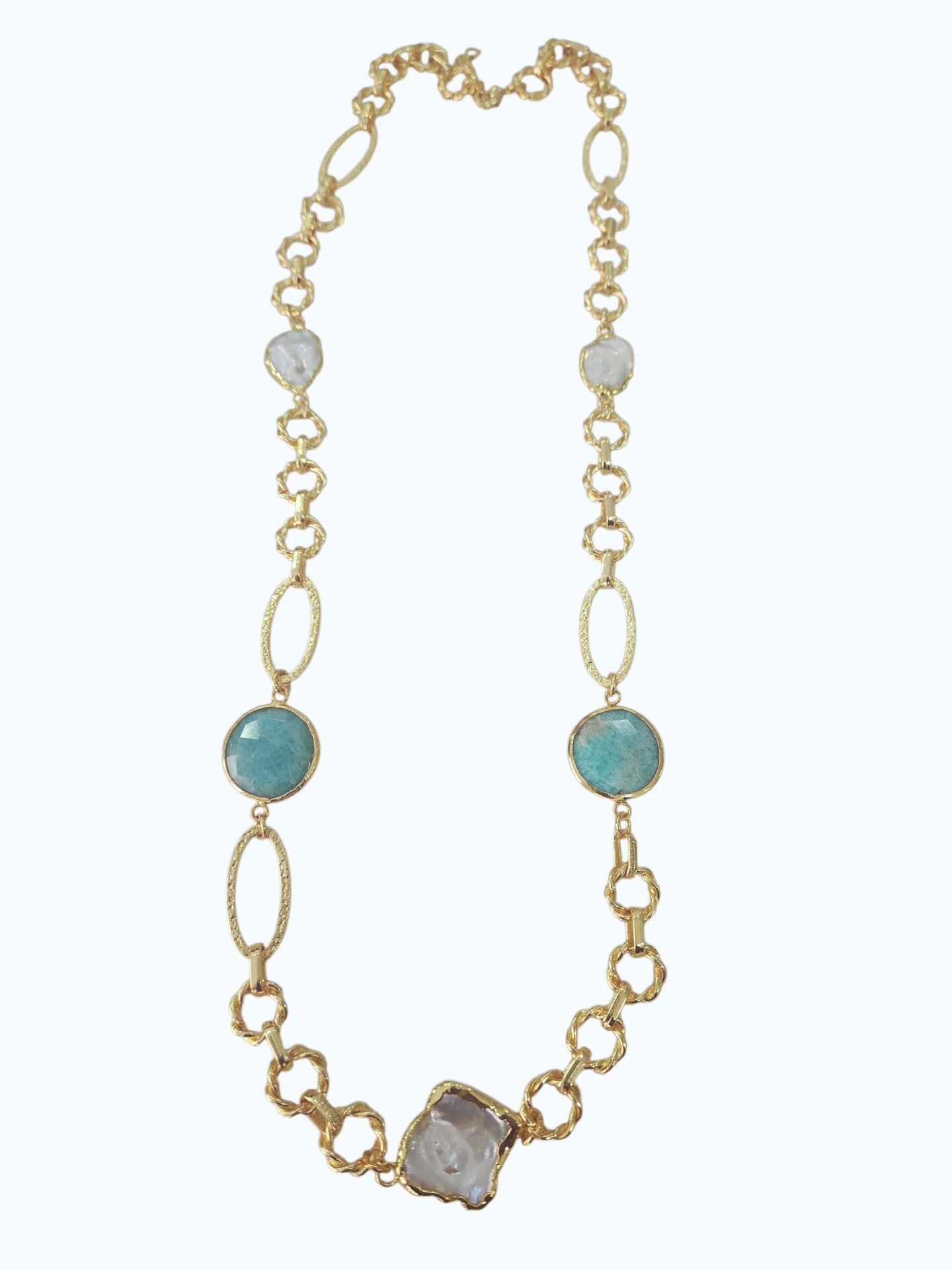 Collana lunga regolabile realizzata con ottone varie forme ,perle di fiume piatte e amazzonite circondate da ottone.lunghezza 75cm Spedizione Gratuita