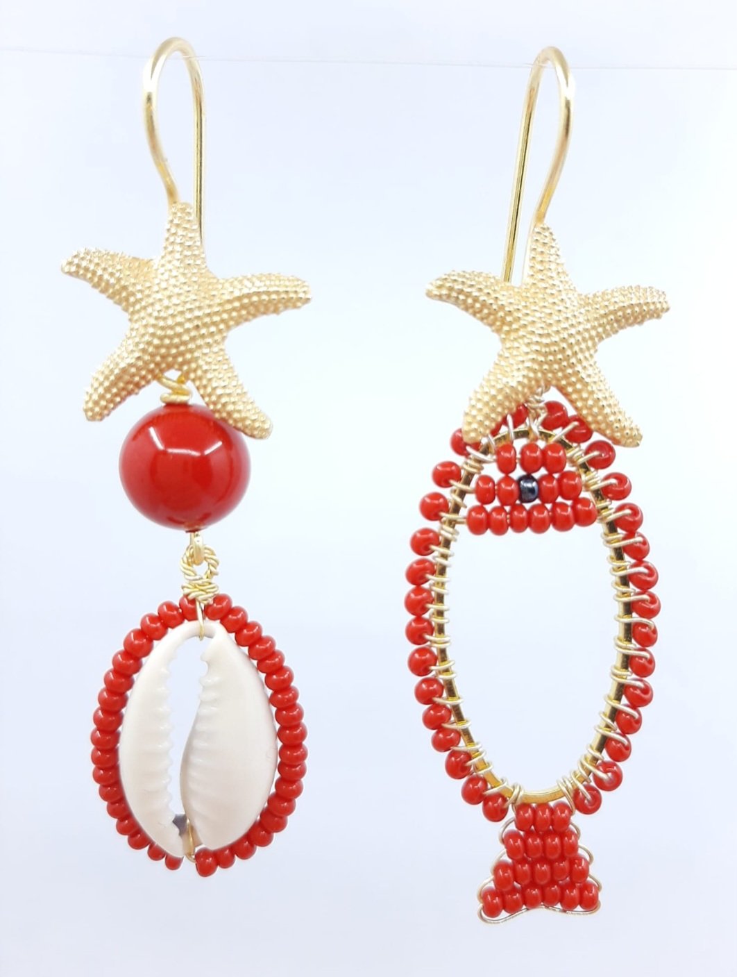 Orecchini realizzati artigianalmente lavorati con pasta di corallo, conchiglia ed ottone. Perno a stella in ottone con monachella.
peso 3.7gr
lunghezza 6.5cm Spedizione Gratuita