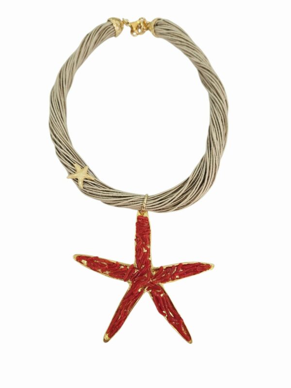 Collana girocollo realizzata artigianalmente con tessuto e stella in ottone con rami di corallo.lunghezza regolabile 49cmlunghezza stella 10cm Spedizione Gratuita