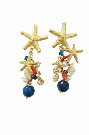 Orecchini realizzati con stelle e cavalluccio in ottone, conchiglie, corallo, agata blu e perline di fiume.lunghezza 6cmpeso 8.2gr Spedizione Gratuita