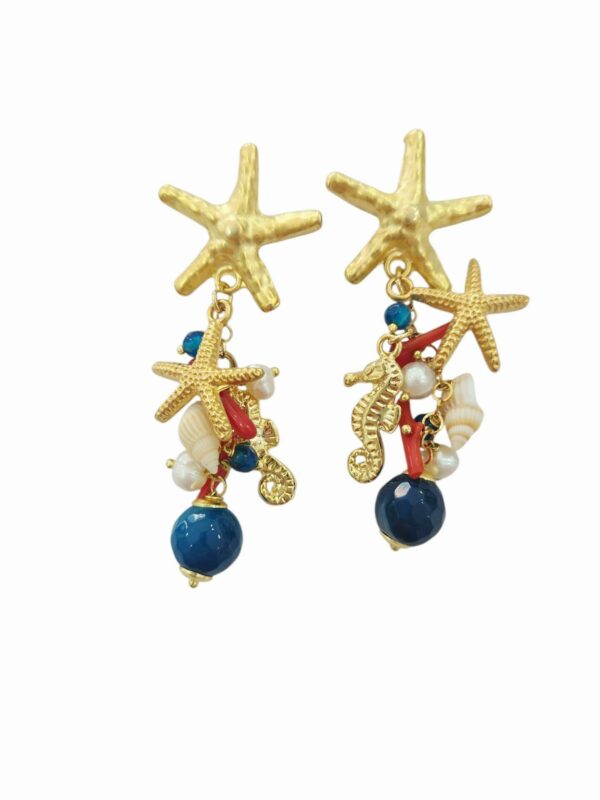 Orecchini realizzati con stelle e cavalluccio in ottone, conchiglie, corallo, agata blu e perline di fiume.lunghezza 6cmpeso 8.2gr Spedizione Gratuita