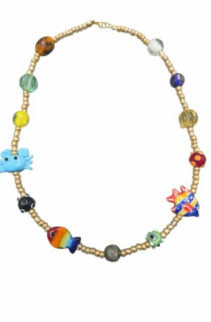 Collana girocollo realizzata artigianalmente con microperline ed elementi in vetro soffiato,pesci multicolore, granchio e sfere miste.lunghezza 45cm Spedizione Gratuita