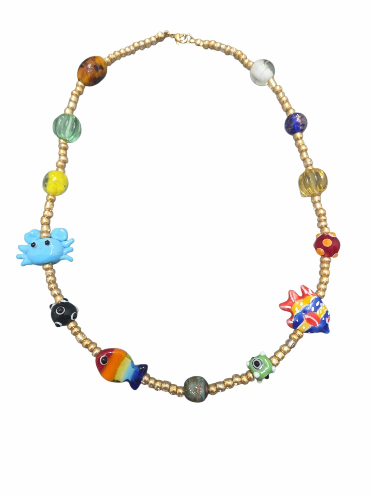 Collana girocollo realizzata artigianalmente con microperline ed elementi in vetro soffiato,pesci multicolore, granchio e sfere miste.lunghezza 45cm Spedizione Gratuita
