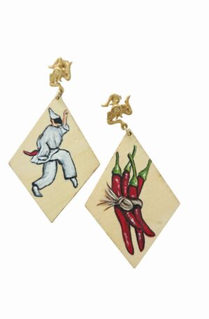 Orecchini dipinti a mano su base in legno con perno in ottone.lunghezza 9.5cmpeso 4.9gr Spedizione Gratuita