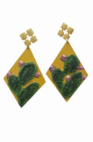 Orecchini dipinti a mano fico d’india effetto rialzato su base in legno con perno in ottone.lunghezza 9.5cmpeso 5.2gr Spedizione Gratuita