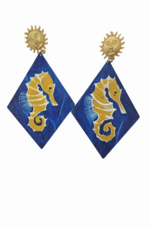 Orecchini con cavalluccio marino dipinto a mano su base in legno con perno in ottone.lunghezza 9.5cmpeso 5.5gr Spedizione Gratuita