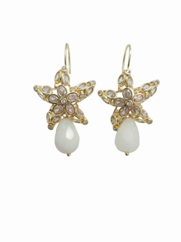 Orecchini realizzati con stelle su base in ottone e zirconi incastonati, goccia in agata. Dotati di monachella peso 5grlunghezza 4cm Spedizione Gratuita