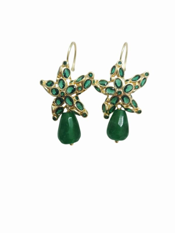 Orecchini realizzati con stelle su base in ottone e zirconi verdi incastonati, goccia in agata.Dotati di monachella peso 5.5grlunghezza 4cm Spedizione Gratuita