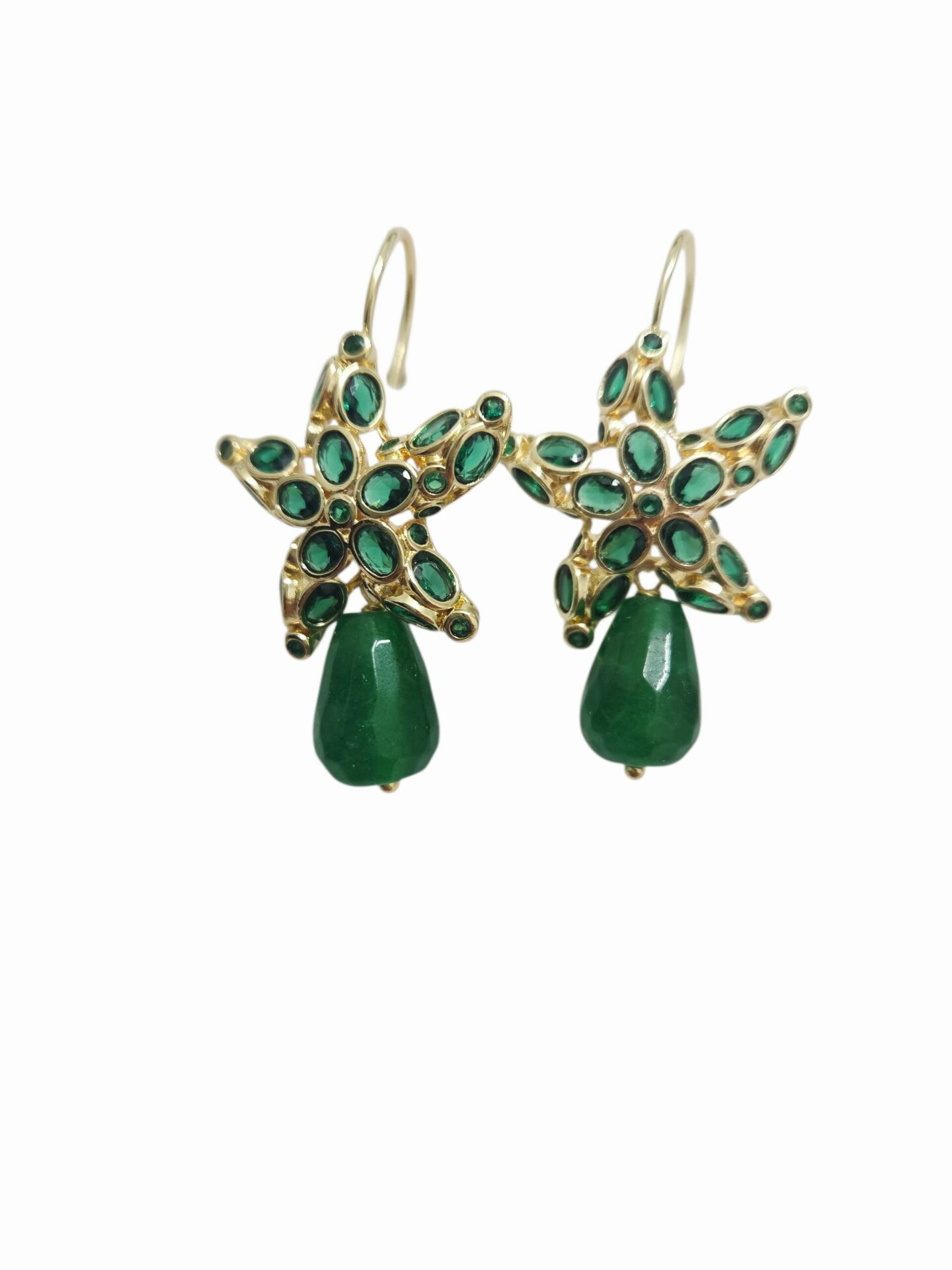 Orecchini realizzati con stelle su base in ottone e zirconi verdi incastonati, goccia in agata.Dotati di monachella peso 5.5grlunghezza 4cm Spedizione Gratuita