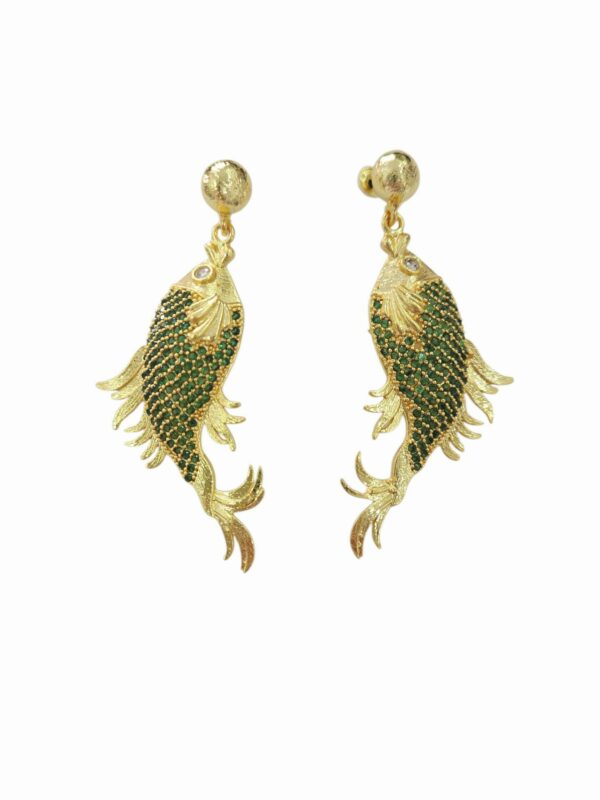 Orecchini realizzati con pesci in ottone e zirconi verdi.
lunghezza 5.5cm
peso 6.4gr Spedizione Gratuita