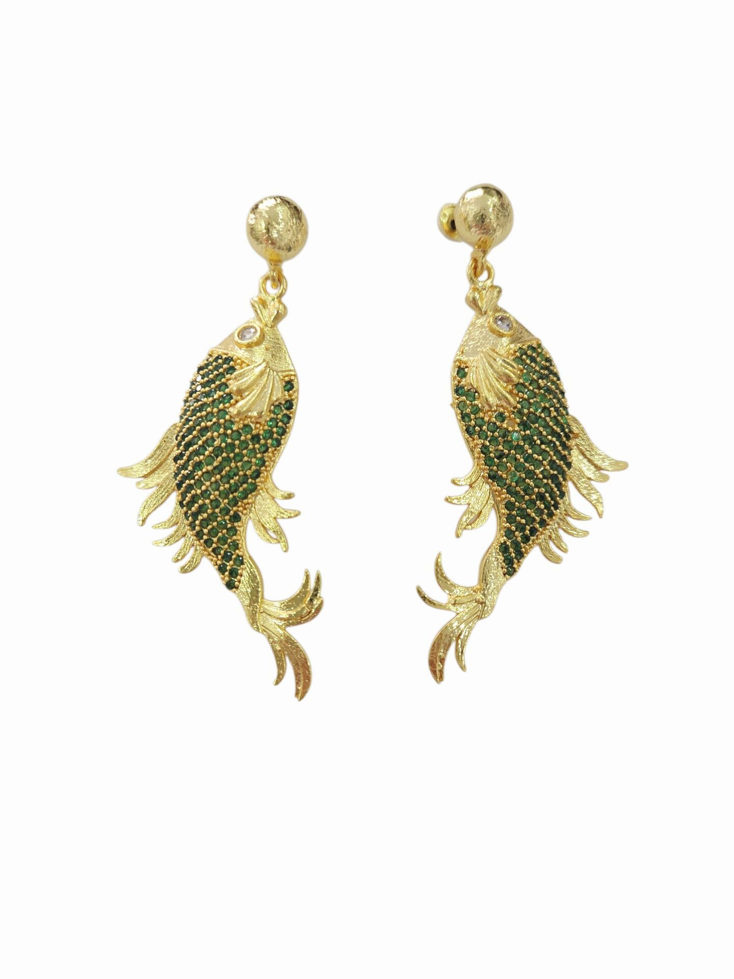 Orecchini realizzati con pesci in ottone e zirconi verdi.
lunghezza 5.5cm
peso 6.4gr Spedizione Gratuita
