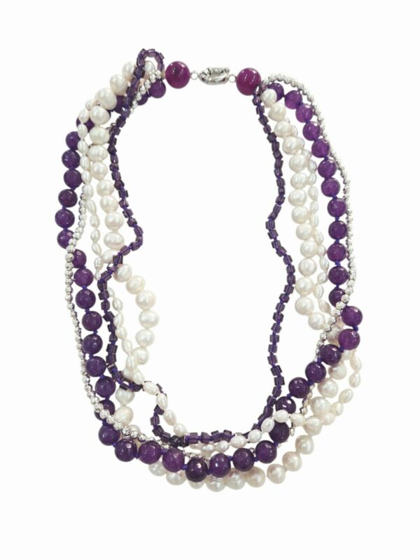 Collana girocollo realizzata con più fili in agata viola, perle di fiume, ematite e cristalli.lunghezza 54cm Spedizione Gratuita