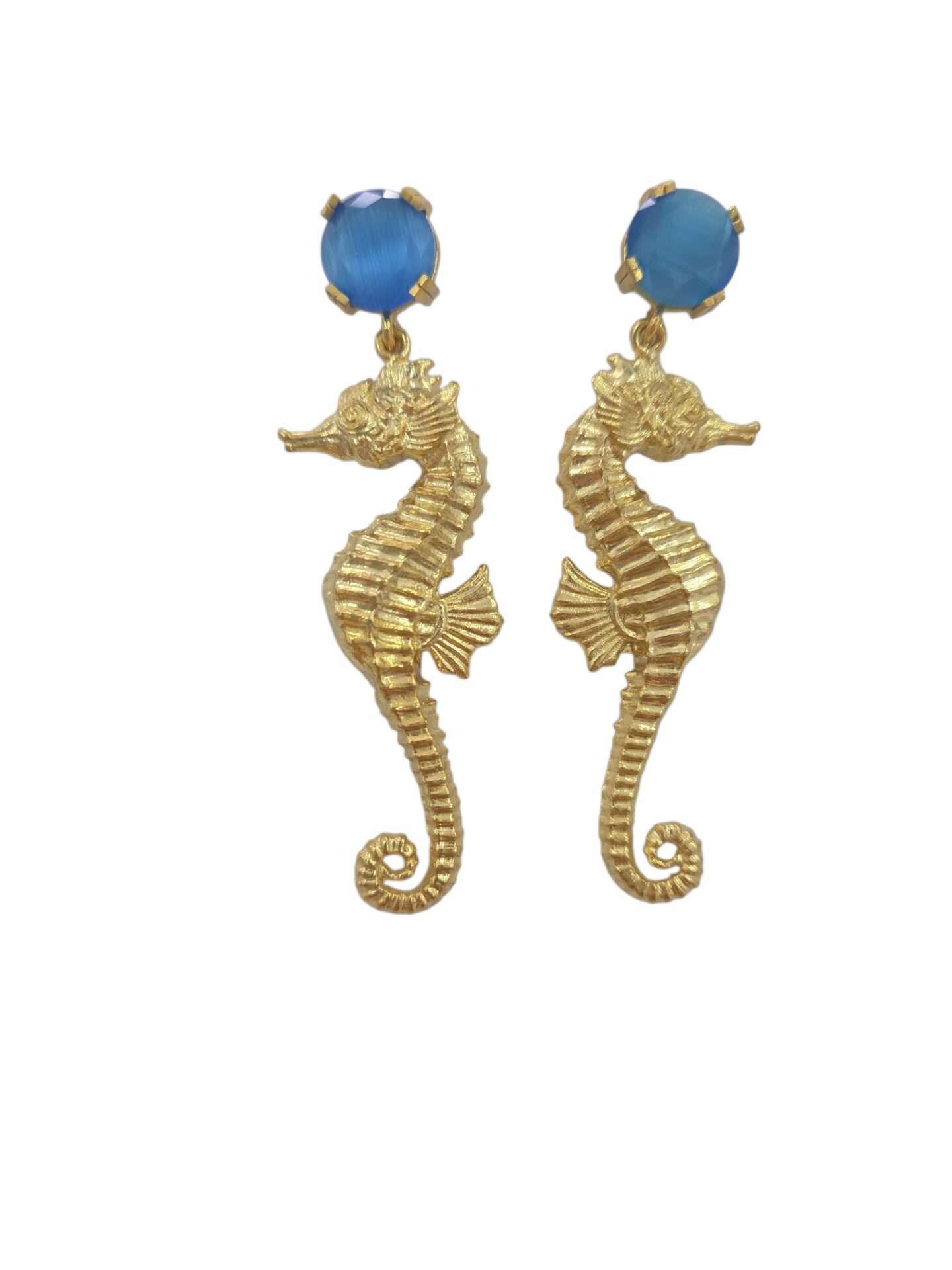 Orecchini  realizzati con cavalluccio marini in ottone e perno con ago occhio di gatto azzurro.
lunghezza 5.5cm
peso 5.5gr Spedizione Gratuita