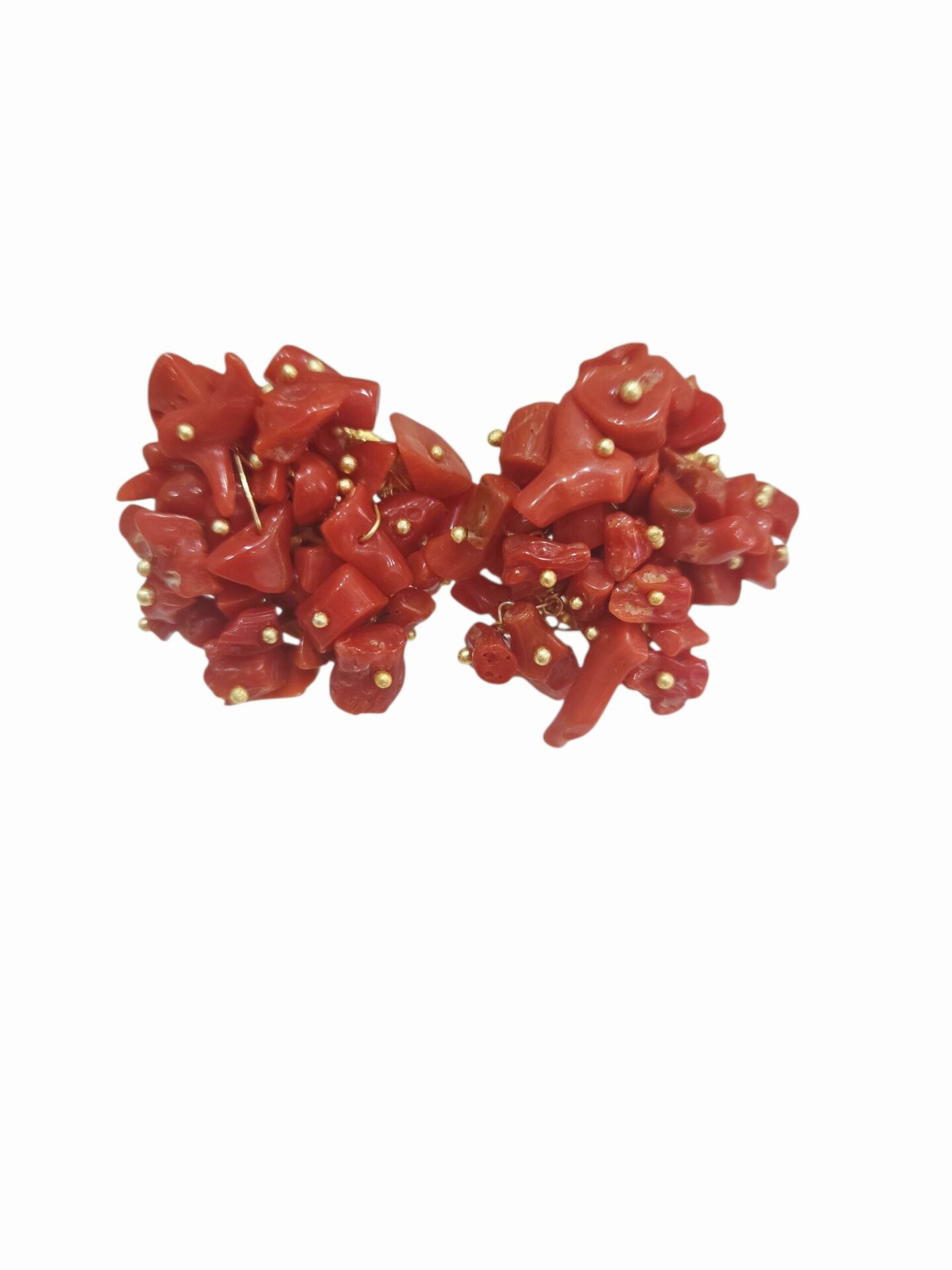 Orecchini lobo realizzati artigianalmente su base in ottone con coralli. peso 7.3grdimensione 3.5cm Spedizione Gratuita