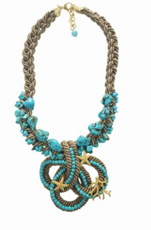 Collana girocollo realizzata artigianalmente con tessuto,elementi marini in ottone e turchesi.
lunghezza regolabile 54 cm Spedizione Gratuita